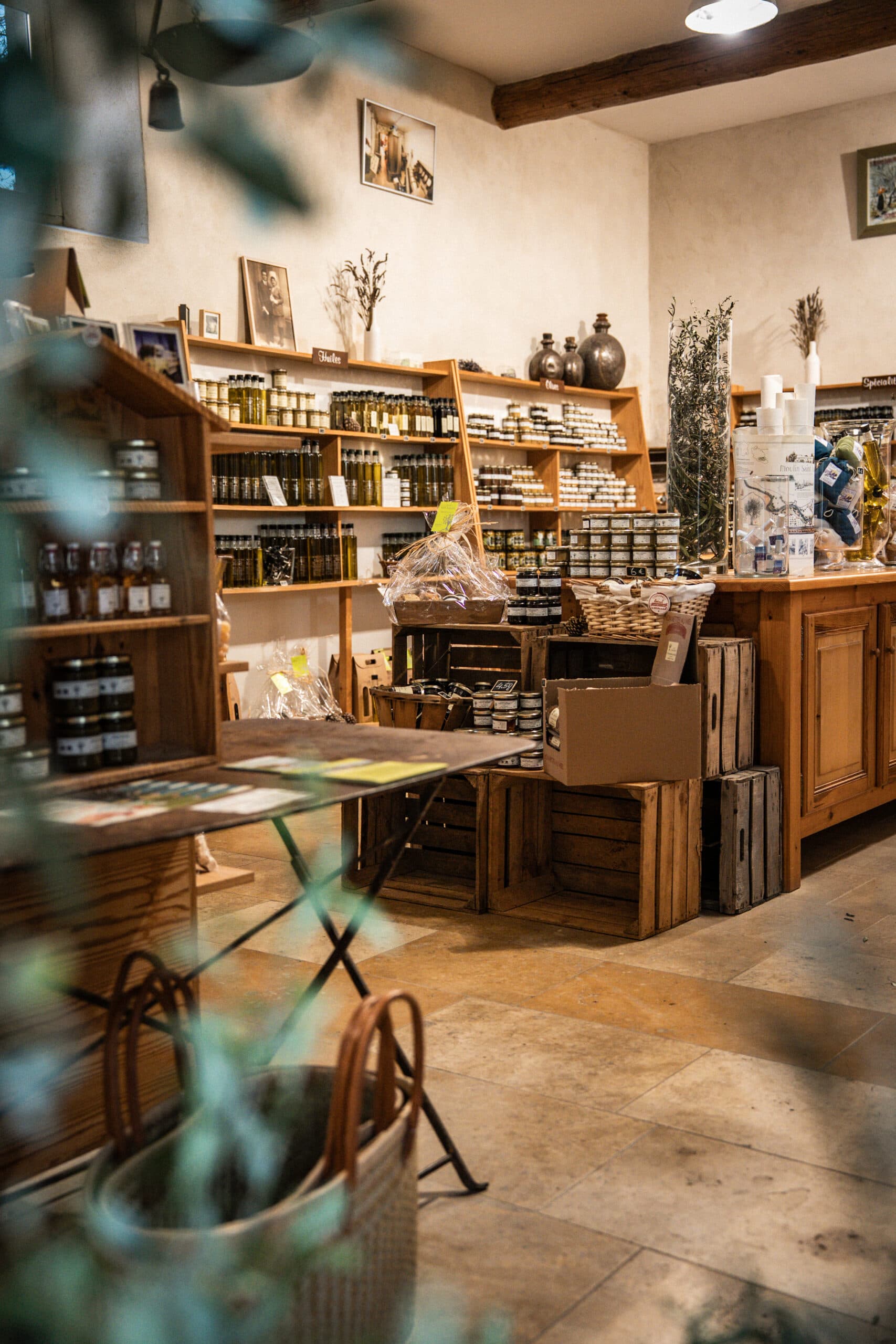 Bidons d’huile sur les étagères de la boutique du domaine